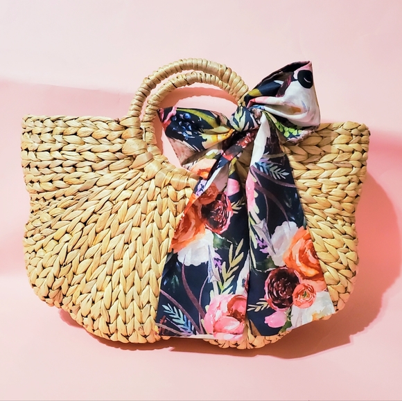Taffycat's Boutique Handbags - Shell Shaped Straw Handbag